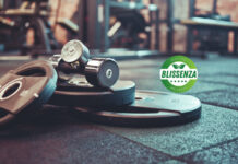 Increíbles Beneficios Del Entrenamiento De Fuerza: Más Fuerte y Mejor Vida Pesas en el piso del gimnasio