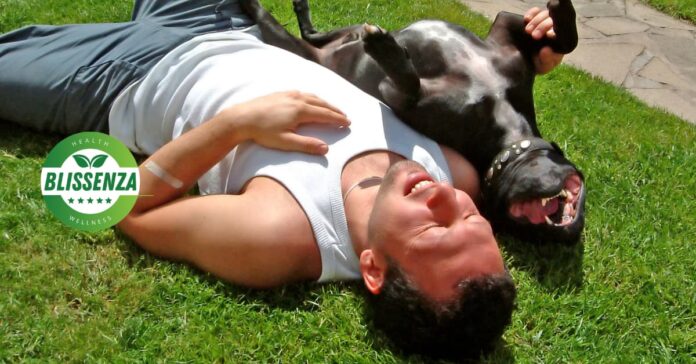 Tomando el sol en el pasto