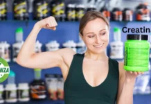 Creatina: Tu Guía Definitiva para Potenciar tu Cuerpo y Mente Mujer mostrando musculo sosteniendo un bote con creatina