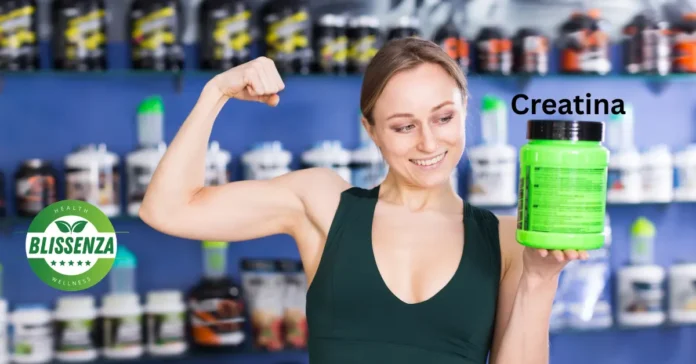 Mujer mostrando musculo sosteniendo un bote con creatina