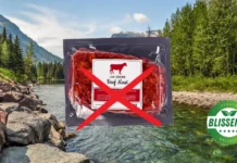 Montana Prohibe la Carne Cultivada de Laboratorio: Un Debate Global en Ascenso paquete de carne cultivada en laboratorio con una "X" roja encima, con el fondo de un paisaje del Estado de Montana en EE.UU.