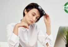 ¿Por Qué Te Sientes Somnoliento Después de Comer? Soluciones Sencillas para Combatirlo mujer somnolienta frente a la computadora después de comer