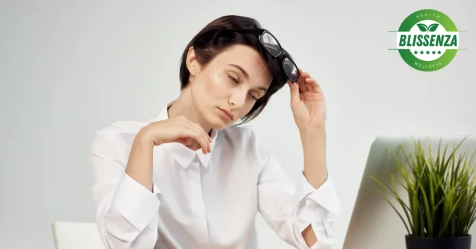 mujer somnolienta frente a la computadora después de comer